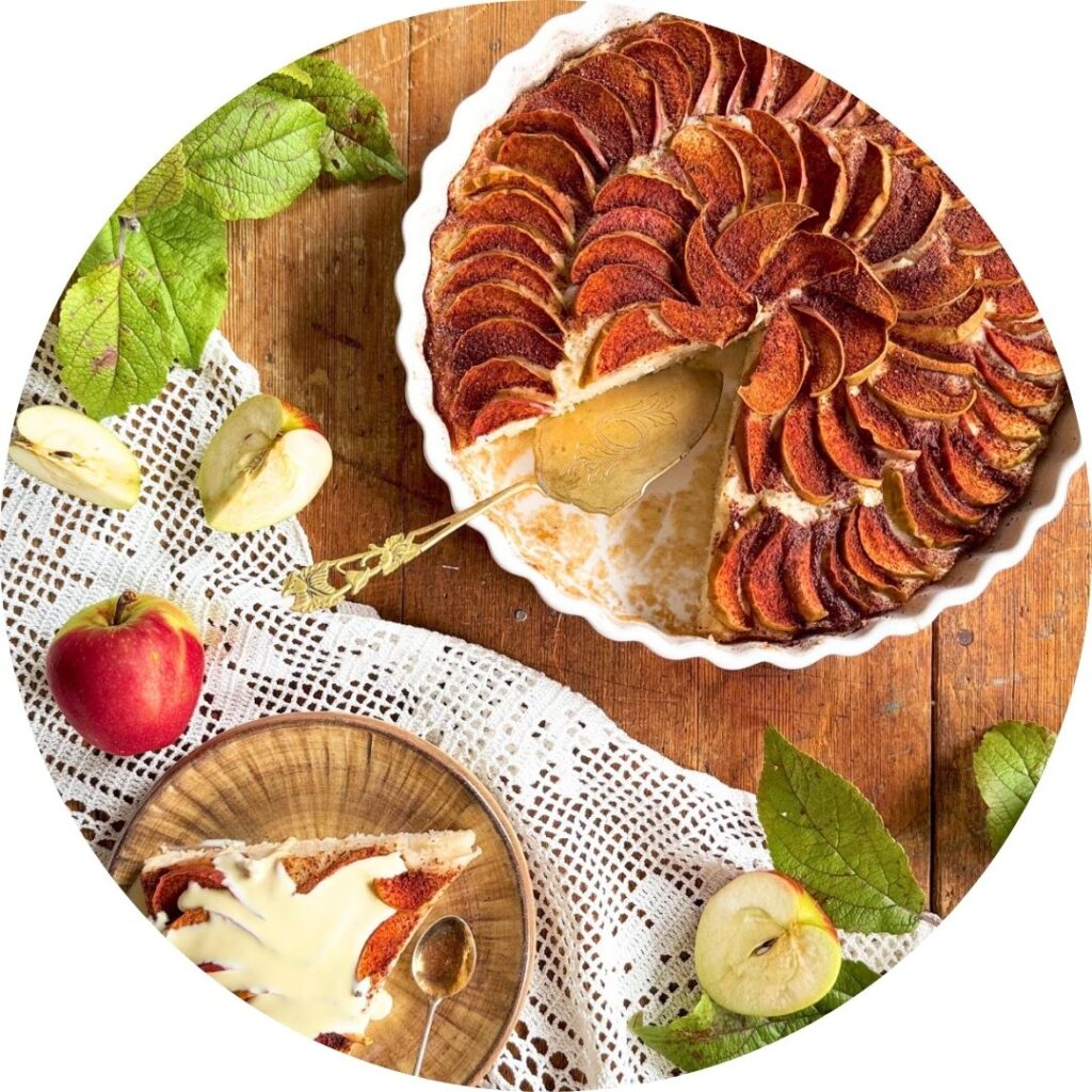 vegaaninen omenapiirakka valkoisella pyöreällä alustalla